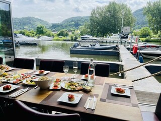 Frühstück im Yachthafen