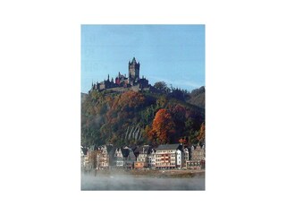 Reichsburg Cochem mit Mosel im Nebel