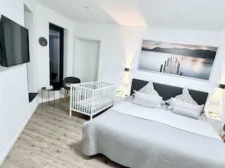 Schlafzimmer mit TV und Beistellbett (optional)