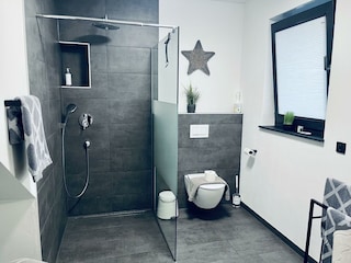 Badezimmer mit Walk-In Dusche