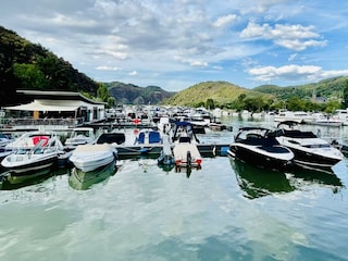 Yachthafen im Ort