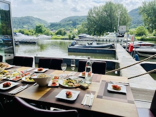 Frühstück im Yachthafen