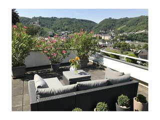 die Aussicht von der Terrasse auf die Reichsburg