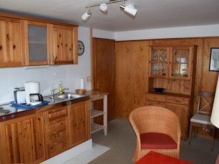 Kleines Wohnzimmer mit Küchenzeile