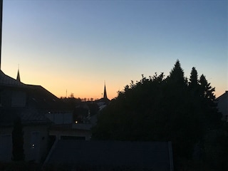 Sonnenuntergänge  und Stadt Silhouette