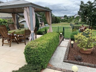 GARTEN MIT SPIELWIESE