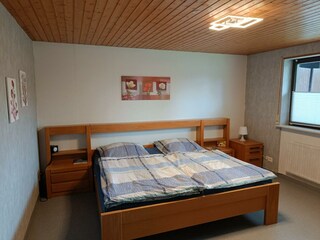 1. Schlafzimmer: großes Doppelbett, Kautschukboden