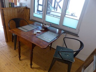 Die gemütliche Essecke mit Blick hinaus