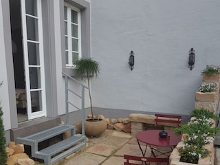 Terrasse mit Sitzgelegenheit