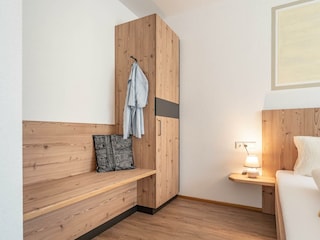 Schlafzimmer mit Schrank