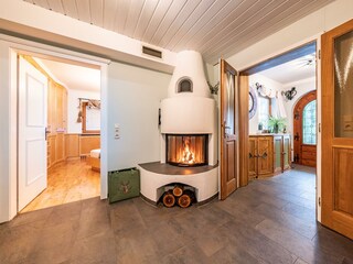 Eingang und Kaminfeuer