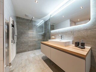 Badezimmer mit begehbarer Dusche