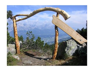 Zirbenweg mit Blick ins Inntal