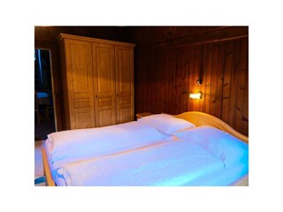 ZIMMER 8 neu, Betten und Kasten.