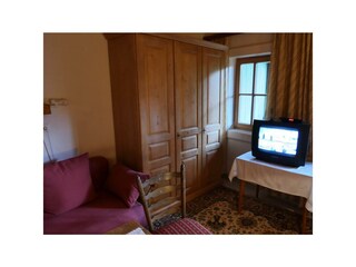 Zimmer 10 neu, Kasten