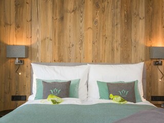 Boxspringbett für 2 Personen mit Altholzwand