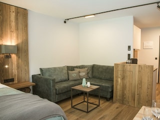 Sitzecke mit Bar / Schlafsofa