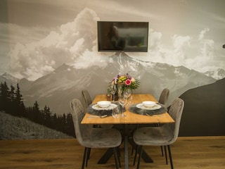 Esstisch für 4 Personen mit Smart-TV