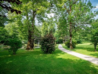 Spazierweg durch den Schlosspark Grubhof