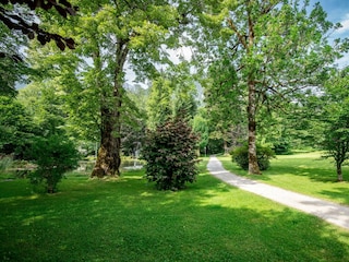 Spazierweg durch den Schlosspark Grubhof