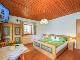 Großes Schlafzimmer mit Doppelbett