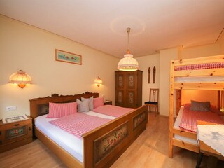 Schlafzimmer mit Doppelbett und Etagenbett