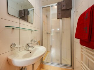 Badezimmer mit Dusche und separatem WC