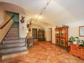 Hausflur mit Aufgang zu den Zimmern