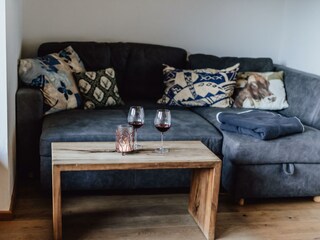 Wohnzimmer mit gemütlicher Couch