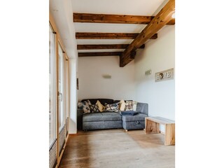 Wohnzimmer mit gemütlicher Couch