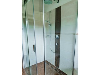 Große Duschkabine mit Regendusche