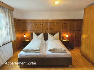 Schlafzimmer_Zirbe_7bT