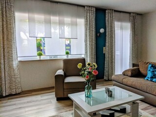 Wohnzimmer mit Blick in den Garten
