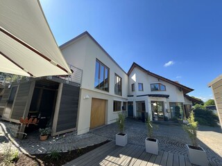 Blick von der Freifläche auf die Ferienunterkunft