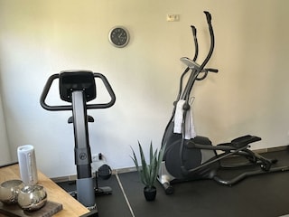Elipse-Trainer und Indoor-Fahrrad
