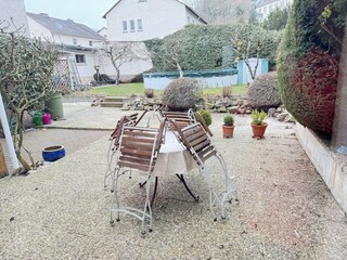 Sitzecke Garten und Blick auf Pool