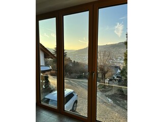 Blick aus Wohnzimmer auf Landschaft und Hof