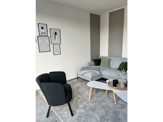 Couch mit Tisch und Sessel im Wohnzimmer