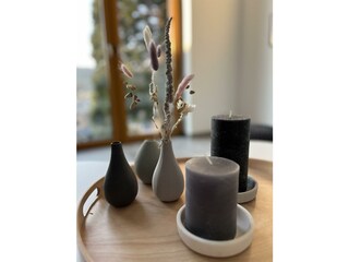 Tisch mit Kerzen u. Blumendekoration im Wohnzimmer