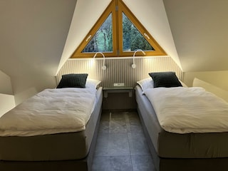 Schlafzimmer 1 mit zwei Einzelbetten in Gaube