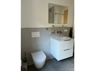 Blick in Bad mit WC und Waschbecken