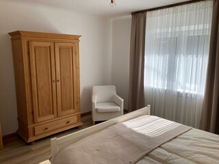 Schlafzimmer mit Schrank