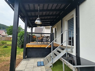 Terrasse mit Treppe zum Garten