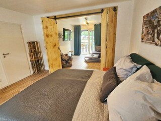 Blick vom Schlafzimmer ins Wohnzimmer
