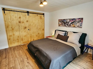 Schlafzimmer mit geschlossener Verbindungstür