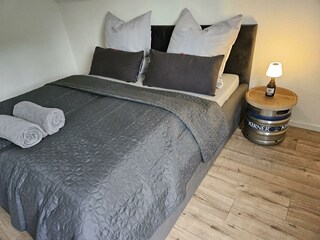 Bett mit Nachttisch