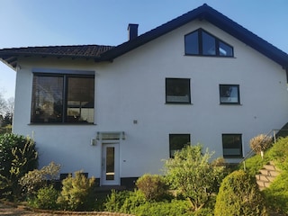 seitliche Hausansicht, Zugang zur Ferienwohnung