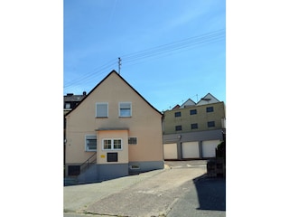 Hausansicht mit Parkplatz