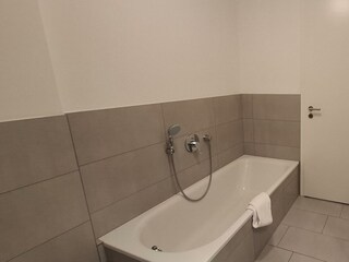 Großes Bad mit Badewanne