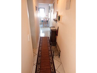 FeWo Flur Richtung Küche. Lings geht es ins Bad